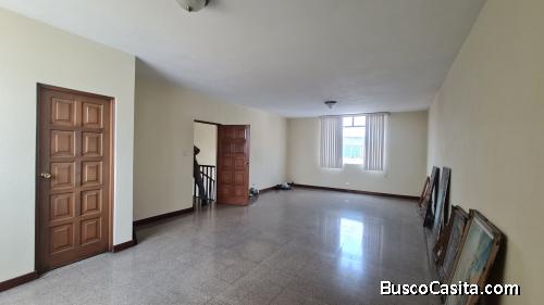 Alquilo Edificio con Bodega en zona 4