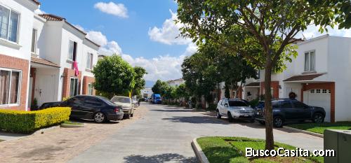 CASA EN VENTA EN HACIENDA DE LAS FLORES VILLA NUEVA, VENDO CASA CON FINANCIAMIENTO BANCARIO V.N 