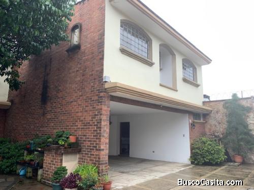 Renta casa en Condominio pequeño en zona 10