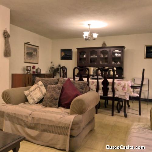 Venta de amplia casa en zona 5