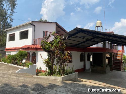 Casa en renta en zona 10 de Mixco, Lomas de San Jacinto.Fuera de garita