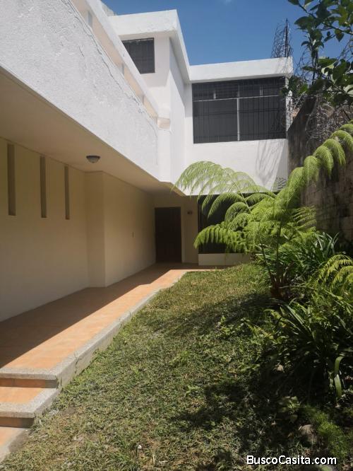 Casa en renta fuera de condominio en zona 13