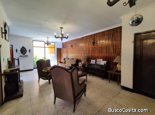 Casa en Renta Grande de 2 Niveles uso Mixto en Zona 3