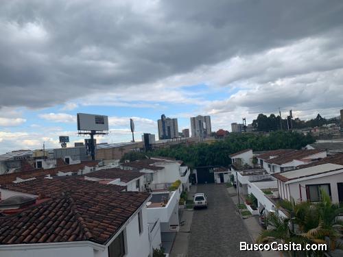 Casa en VENTA zona 10 en condominio de 12 casas