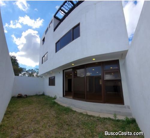 Casa en Venta de 3 niveles en Vista Hermosa 1 Zona 15