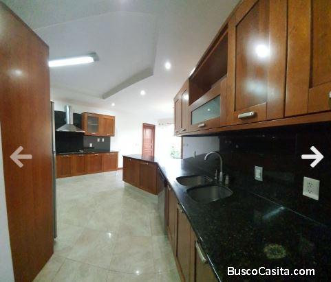 Apartamento en zona 14 sobre Avenida Las Americas