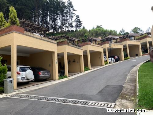 Casa en venta en condominio Bosques de Arrazola Fraijanes