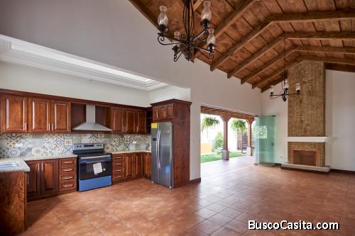 Vendo casa en exclusivo condominio Cortijo las Flores a 15 min de #AntiguaGuatemala 