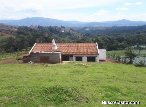 Terreno con Casa de Descanso en Venta en Patzun