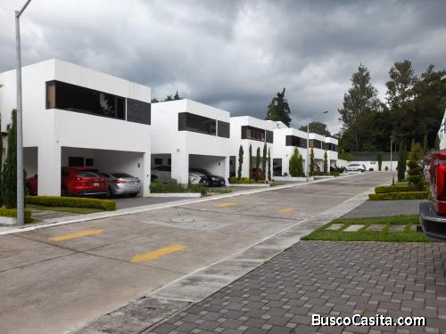 VENDO CASA EN ZONA 16 POR BULEVAR ACATAN