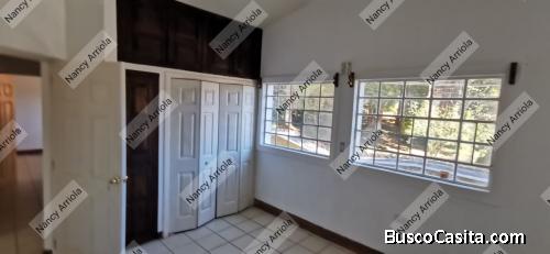 CASA CON AMPLIO JARDIN 