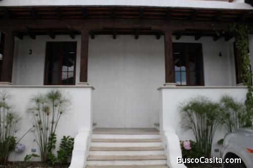 Preciosa casa amueblada en renta en #AntiguaGuatemala con vista al cinturón verde. 