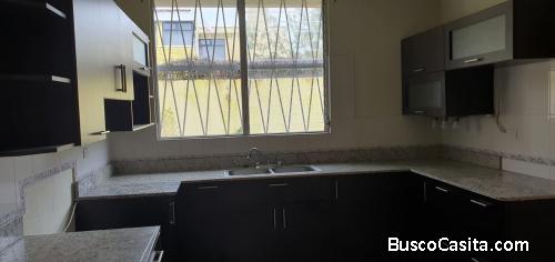 CASA CON AMPLIO JARDIN CRUCE A SAN JOSE PINULA 