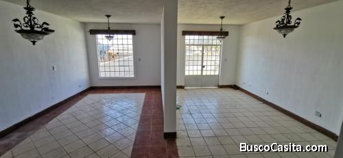 CASA EN CRUCE A OLMECA CON AMPLIO JARDIN 