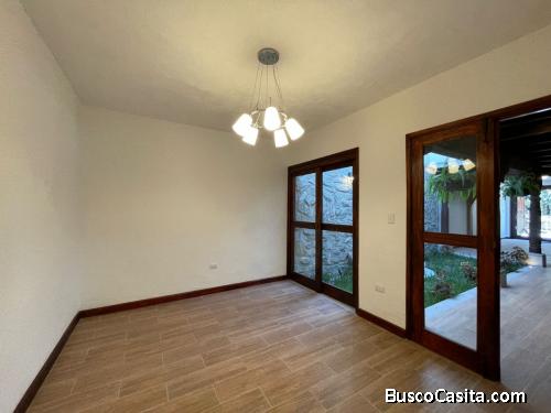 Citymax Antigua vende preciosa casa con finos acabados en madera oscura estilo colonial, a pocos min