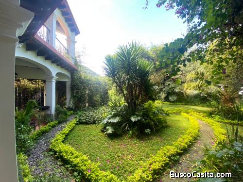 Casa en renta en el centro de #AntiguaGuatemala para hotel, ONG, Airbnb o restaurante. 
