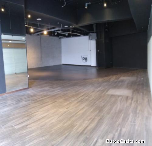 En renta local ideal para restaurante, sportbar o negocio de consumo. 