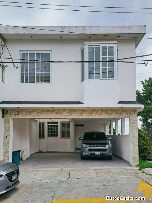 En venta casa dentro de residencial en Zona 18, Bosques de Miravalle