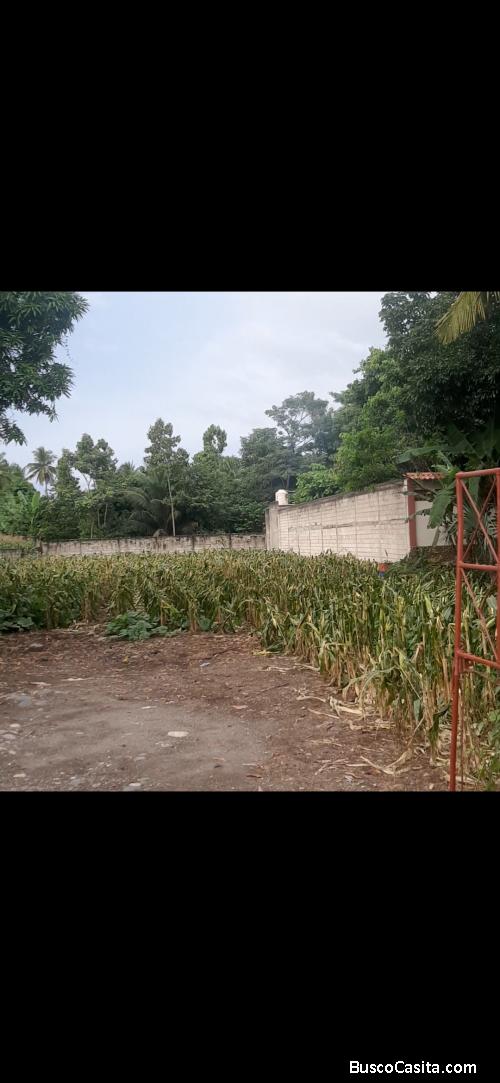 Alquilo terreno comercial.