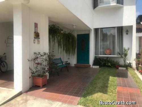 Casa en venta con finos acabados en Villas de Choacorral #SanLucasSacatepequez