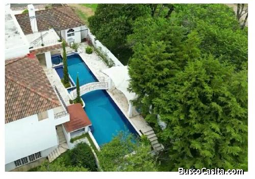 Venta casa con piscina en zona 16 Cayalá
