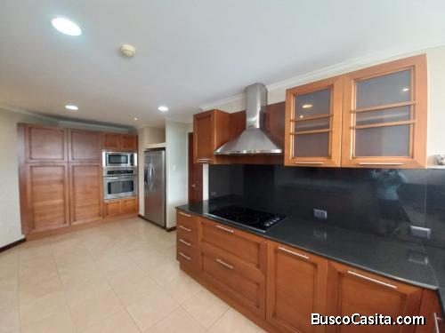 Apartamento cercano a Oakland Mall 3 habitaciones 3 parqueos