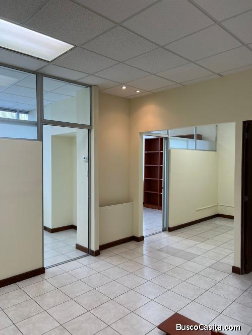 Rento Amplia Oficina en Zona 10 