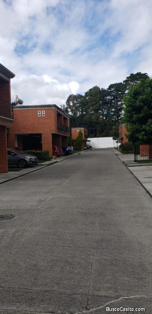 Casa en venta en condominio en el centro de #SanLucasSacatepequez