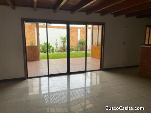 Town House en venta cerca UVG y Landivar 3 habitaciones 1 nivel