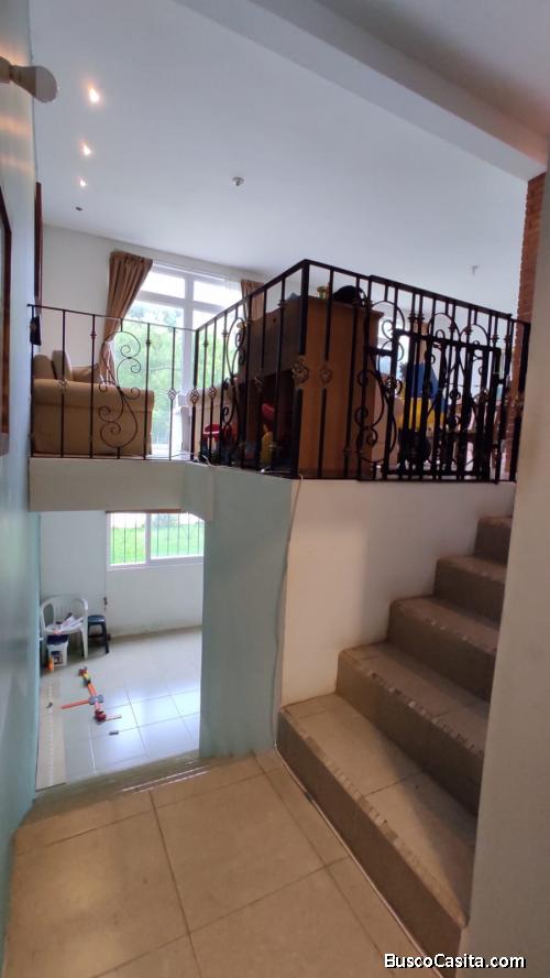 Casa de 3 niveles en venta en San José CAES