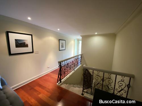 Elegante apartamento de 2 niveles en venta en zona 14