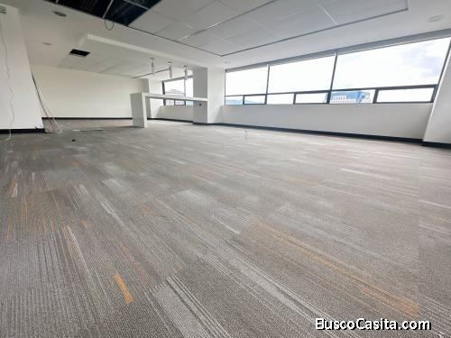 OFICINA EN VENTA EN CENTRO EMPRESARIAL ZONA 10