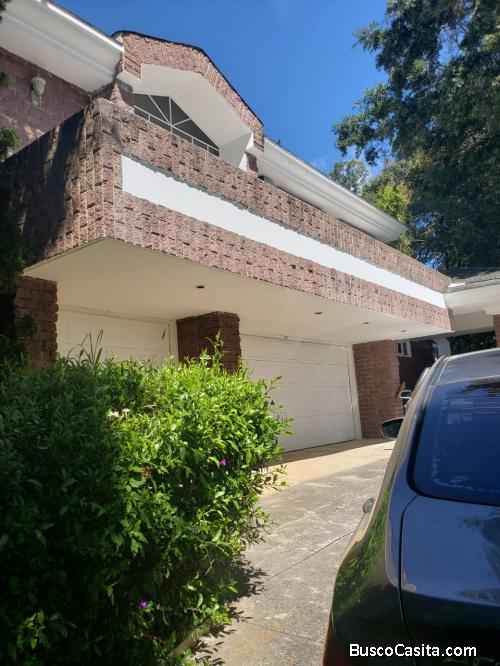 Hermosa propiedad en Residencial Encinal Tronco 5 Mixco