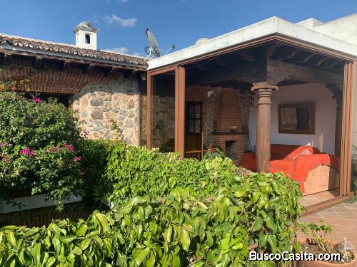 Casa amueblada en renta dentro de condominio en el centro de #AntiguaGuatemala! 