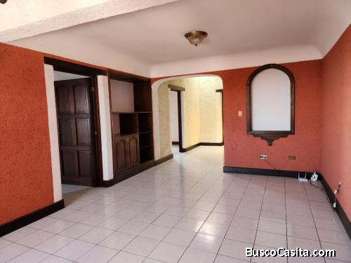 CASA ESTILO COLONIAL EN VENTA EN SAN CRISTÓBAL SECTOR B1 