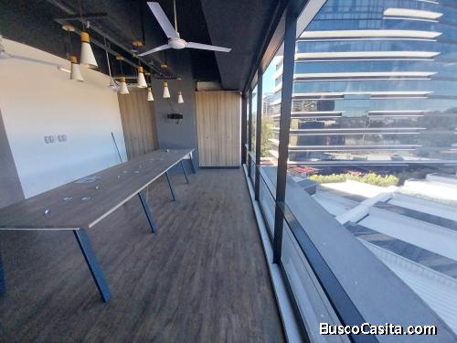 Oficina en renta en desing center zona 10