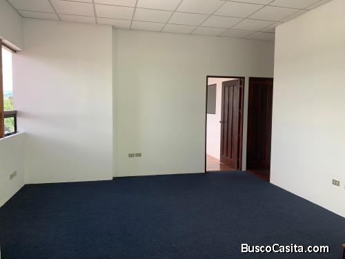 Oficina en Renta zona 13 en edificio sobre la Hincapié
