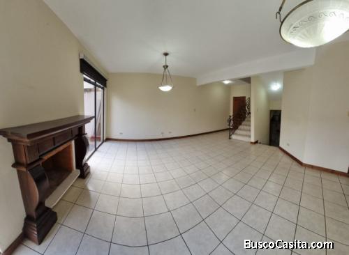 En venta TH 3 habitaciones 2 parqueos area verde 225 metros Olmeca