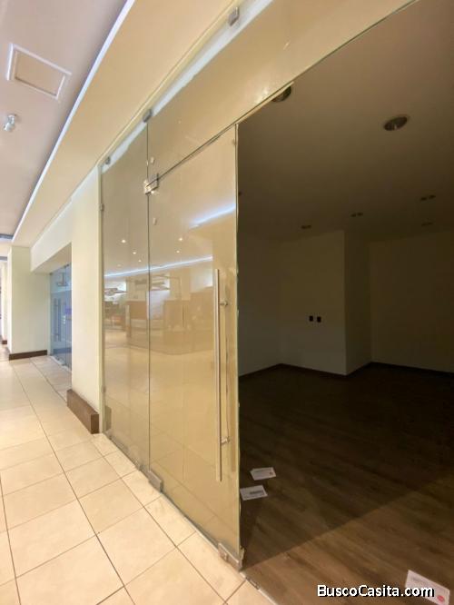 LOCAL ALTAMENTE COMERCIAL EN C.C. DE ZONA 10