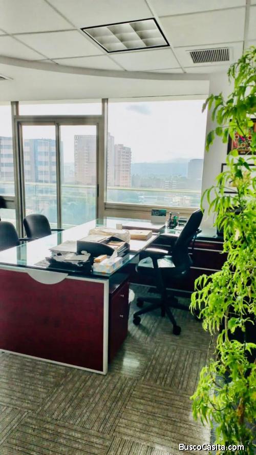 Alquilo Oficina Zona 10 amueblada 