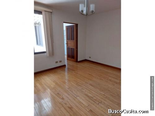 RENTO TOWNHOUSE EN ZONA 14, LA VILLA