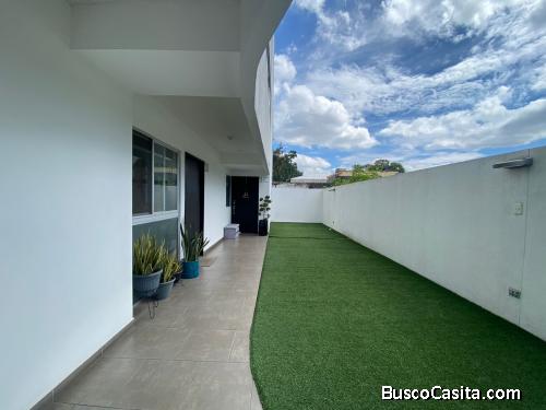 Apartamento semi-amueblado en Edificio Zona 15