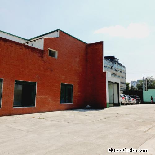 Casa Comercial en zona 9   25 parqueos