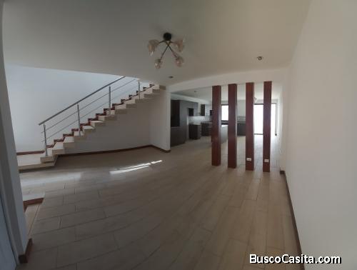 Venta de Casa en Puerta de Hierro zona 16 NUEVA