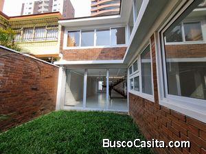 CASA RESIDENCIAL EN VENTA EN ZONA 14, FUERA DE CONDOMINIO