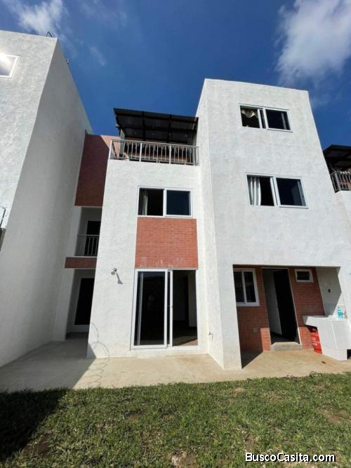 CASA SEMI-AMUEBLADA EN RENTA EN CARR. A EL SALVADOR.