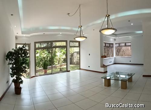 Casa en Venta en Kanajuyu con Piscina y 4 habitaciones