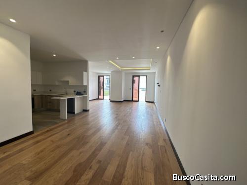 Apartamento Súper Amplio con Terraza en Renta en Cayalá