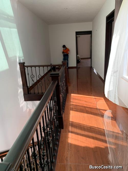 Vendo Preciosa Casa a un costado de Bosques de Arrazola