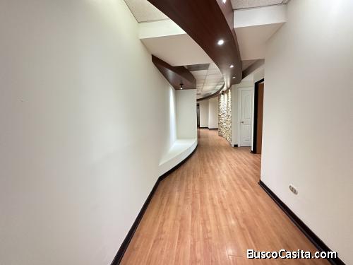 OFICINA AMPLIA EN VENTA EN ZONA 14